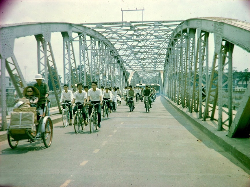 Cyclists over the Truong Tien bridge.