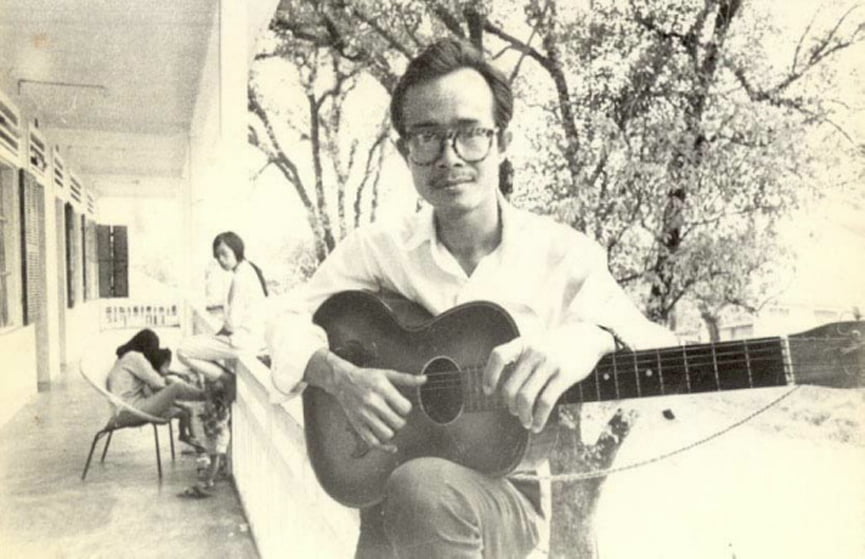 Trinh Cong Son on the balcony of his former residence in Hue which is now the coffee shops Gac Trinh. Photo taken from homeorg-dongnhacxua.com
